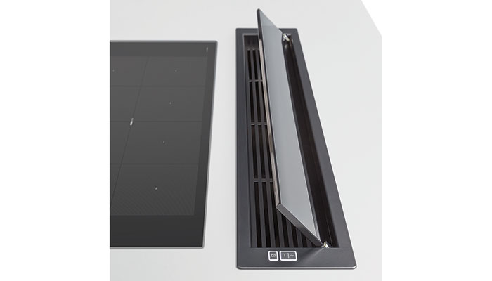 The Whirlpool W Collection downdraft hood benefits from a 603 m3/h boosted air flow and is suitable for both ducted and recirculation functionality