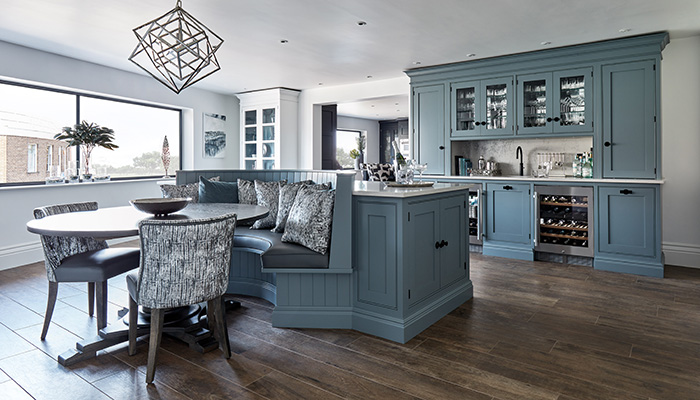 Bespoke, curved banquette seating maximises the use of space in this Shaker kitchen featuring Tom Howley’s Hartford collection in Azurite blue