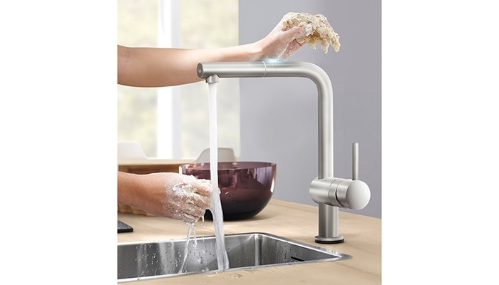 For added convenience while cooking, the Minta Touch Electronic single-lever mixer can be activated by a touch of the wrist to start the water flow, and again to turn it off, simplifying use and keeping the tap germ-free while cooking. The SilkMove cartridge ensures smooth volume and temperature control
