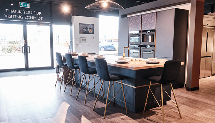 The Anthracite Blue print finish is seen here with Blue Berry and gold recesses to create a sophisticated aesthetic