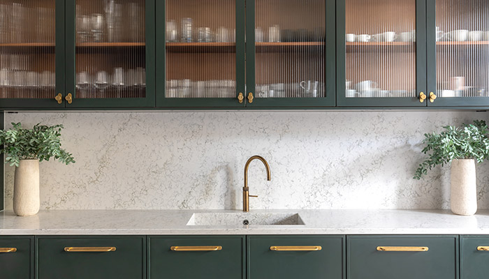 Caesarstone’s 5171 Arabetto in this Openhaus Kitchens project displays a light toned but boldly veined worktop extending seamlessly onto the splashback