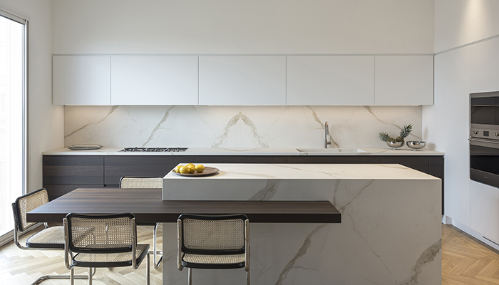 Laminam’s surface, Calacatta Oro Venato can be arranged in multiple ways so that the pattern resulting from the positioning of the bookmatched slabs is always different. Photographer: Marcello Bocchieri