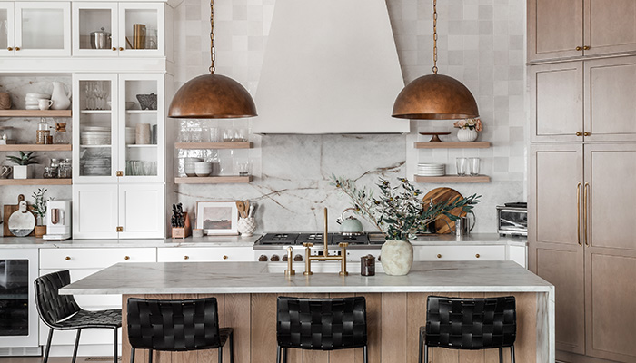 This organic and earthy toned surface, Himalaya Salt by Neolith, blends beautifully into its environment in this more eclectic kitchen design