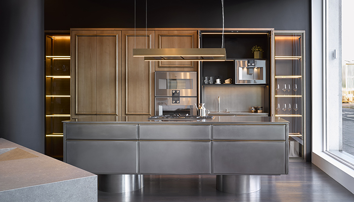 In the newly refurbished Onestà showroom in London’s Battersea, L’Ottocento Virtus and Floral kitchen in Brushed Steel and Blond Walnut with a Falmec Light Bronze extractor
