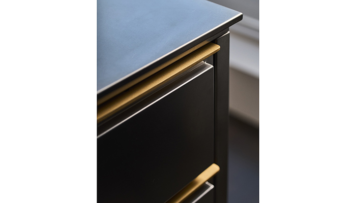 L’Ottocento Virtus island in Brushed Steel with Brass handles