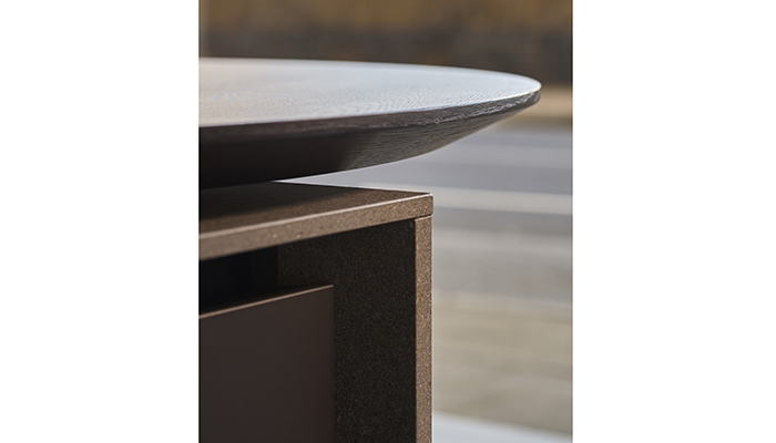 The Cut Tonda rotating table in Rovere Termotrattato (heat-treated oak) veneer on the Pure island 