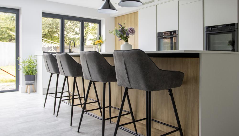 This clean-lined kitchen with Scandi vibes showcases Masterclass Kitchens’ Sutton H Line range in scots grey with portland oak