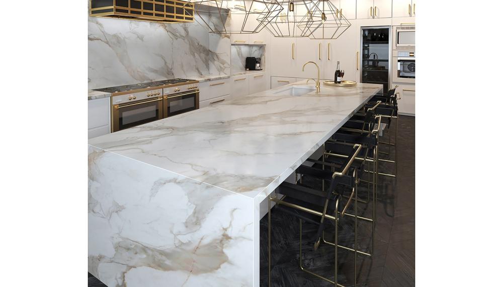 The marble-look worktop – Midas from the Athena Collection by Königstone – creates a highly luxurious look in this white and gold kitchen